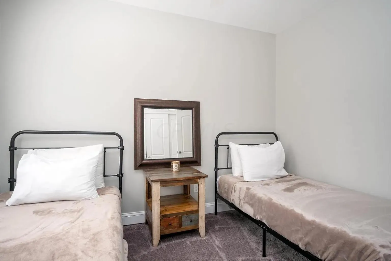 Beautiful 4 Bedroom House Near Downtown Columbus With Garage Parking And Backyard 0*,